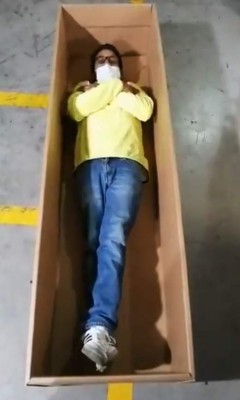 Horror en Ecuador: Los ataúdes de cartón para los muertos por coronavirus