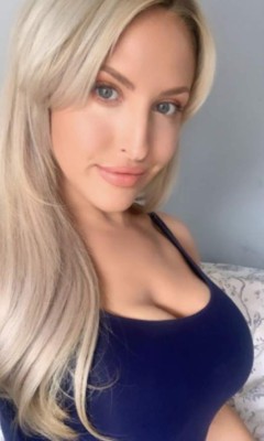 Bienvenida a la Premier League: La deslumbrante rubia que es presentadora de TV del Leeds United