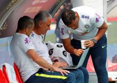 El técnico de Brasil junto con su cuerpo técnico han estudiado detalladamente a sus rivales. (Foto: Globo Brasil)