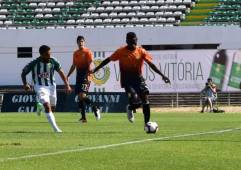 Wesly Decas en acción del partido ante el Vitória Setúbal.