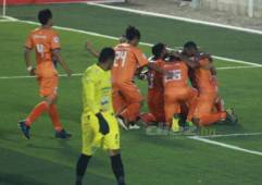 Kilmar Peña celebra su anotación ante Platense en el estadio Emilio Williams