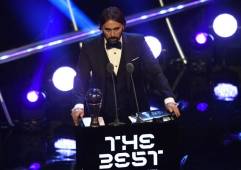 EPA8665. LONDRES (REINO UNIDO), 24/09/2018.- El francés Reynald Pedros, del Olympique de Lyon, recibe el premio 'The Best' de la FIFA que reconoce al mejor entrenador de fútbol femenino hoy, lunes 24 de septiembre de 2018, en Londres (Reino Unido). EFE/Neil Hall
