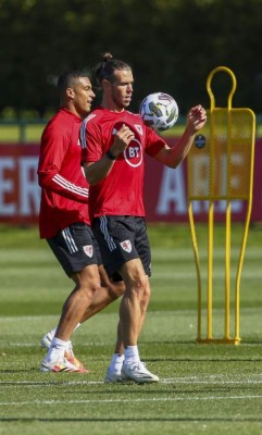 Es irreconocible: Gareth Bale muestra su verdadero 'look' en la selección de Gales