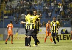 Benavídez celebra su anotación en el estadio Morazán junto a sus compañeros.