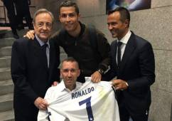 Cristiano Ronaldo posó junto a Fernando Ricksen, Florentino Pérez y Jorge Mendes.