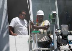 Armado con un arnés, lentes oscuros y un casco, vestido sin lujos, pero con la ilusión de hacer lo mejor posible su trabajo, así pasa sus días Martín Castro, ex jugador de Real España, en Miami Beach, donde la construcción es su medio de subsistencia.