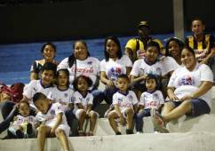 La familia del jugador del Olimpia, Gerson Rodas, presente en el estadio Morazán de San Pedro Sula para presenciar el duelo ante Real España. Foto Melvin Cubas