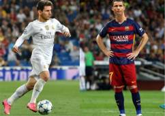 Real Madrid's Portuguese forward Cristiano Ronaldo (R) looks at Barcelona's Argentinian forward Lionel Messi during the Spanish league football match between FC Barcelona and Real Madrid CF at the Camp Nou stadium in Barcelona on May 6, 2018. / AFP PHOTO / Josep LAGO