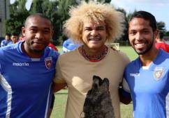 Wilson Palacios aprovechó la visita del 'Pibe' Valderrama al entreno del Miami FC para posar junto a él. Foto Deporte Total USA