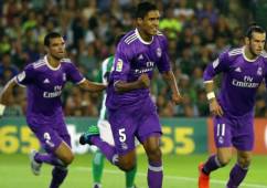 Raphael Varane salió como titular en el gane de los morados ante el Betis.