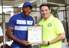 El Instituto Don Bosco entregó este miércoles un reconocimiento a Luis 'Buba' López por su destacada participación en Real España y Selección de Honduras. Fotos DIEZ