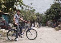 Durante varios meses a Richard López le tocó vivir en el bordo del Río Bermejo debido a que no tenía dinero. (Fotos: Melvin Cubas/DIEZ)