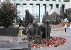 Monumento a los Héroes de Varsovia capital de Polonia.