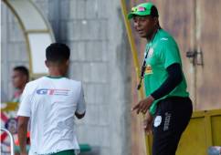 Carlos Pavón dialoga con Mario Berríos durante el entrenamiento de este martes.