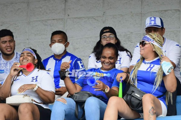 ¡Pancartas, Batman y un astronauta! El ambientazo en el Olímpico para el Honduras vs. Costa Rica