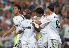 'Lass' es felicitado por Kaka y Cristiano Ronaldo, tras anotarle al Deportivo La Coruña / Agencias