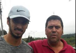 Bryan Ruiz junto a un caminante que realizaba la Romería el pasado martes. (Facebook)