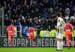 Atalanta forward from Colombia Duvan Zapata (C) celebrates after scoring during the Italian Serie A football match Juventus vs Atalanta at the Allianz Stadium in Turin on November 27, 2021. (Photo by Isabella BONOTTO / AFP)