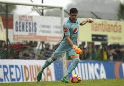Jonathan Rougier despejando el esférico en uno de sus partidos de la Liga Nacional de Honduras.