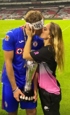 Beso a la Copa y para ellas: las chicas que enamoraron en la celebración de Cruz Azul y un invitado inesperado