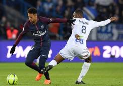 Paris Saint-Germain's Brazilian striker Neymar (L) fights for the ball with Strasbourg's Ivorian defender Jean-Eudes Aholou during the French Ligue 1 football match between Paris Saint-Germain (PSG) and Strasbourg at The Parc des Princes in Paris on February 17, 2018. / AFP PHOTO / CHRISTOPHE ARCHAMBAULT