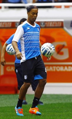 Ronaldinho anota su primer gol con Querétaro