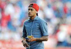 Neymar decide quedarse en el Barcelona tras renovar su vínculo.