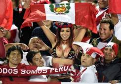 Cientos de peruanos y chilenos alientan a sus selecciones para lo que será el duelo entre Perú-Chile en las semifinales de la Copa América.