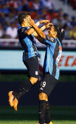Ronaldinho anota su primer gol con Querétaro