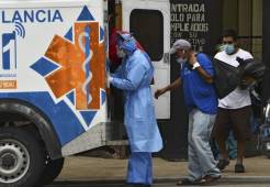 Patients who remained in the San Felipe General Hospital -used for patients infected with the new coronavirus- board an ambulance to be transferred to he Sports Center of the National Autonomous University of Honduras (UNAH) in Tegucigalpa, on June 5, 2020. - COVID-19 positive patients from the General Hospital San Felipe, Hospital Del Torax and Maria Hospital, whose condition is stable, are being transferred to the Sports Center of the National Autonomous University of Honduras (UNAH), to prevent the collapse of such hospitals. 243 people have died from the new coronavirus from a total of 5,880 infected in Honduras so far. (Photo by ORLANDO SIERRA / AFP)
