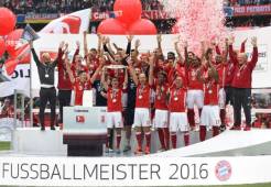 Bayern Munich sale a festejar su corona de campeón en el cierre de la Liga de Alemania. Foto AFP