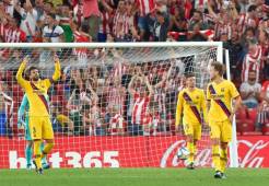 Barcelona's Spanish defender Gerard Pique (L) reacts to Athletic's goal during the Spanish league football match between Athletic Club Bilbao and FC Barcelona at the San Mames stadium in Bilbao on August 16, 2019. (Photo by ANDER GILLENEA / AFP)