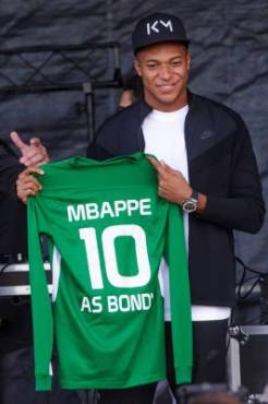 EPA233. BONDY (FRANCIA), 17/10/2018.- El futbolista francés Kylian Mbappé posa con una camiseta del 'Bondy Football club' durante su visita al estadio Leo Lagrange, en Bondy, Francia, el 17 de octubre del 2018. EFE/Christophe Petit Tesson