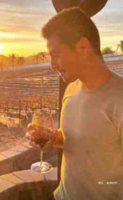 El mediocampista Roger Espinoza anuncia compromiso matrimonial con guapa futbolista en EUA