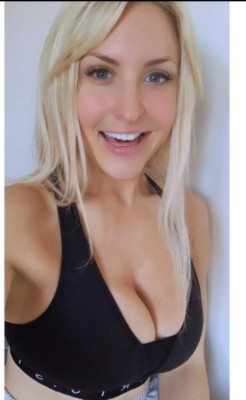 La sexy reportera del Leeds United denuncia que le mandan fotos íntimas en Twitter