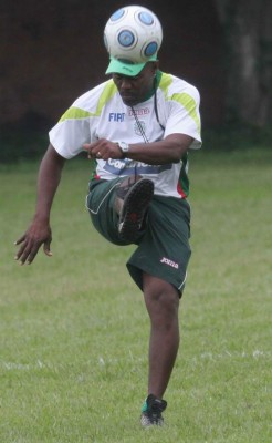 Con un exReal Madrid y una sorpresota: El once histórico de Marathón para Mario Berríos