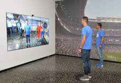 Cristiano junto a su hermano Hugo Aveiro en el museo. Foto AFP.
