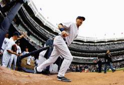 Derek Jeter comienza a despedirse de la temporada así como lo hizo Mariano Rivera. Ayer lo respaldó el Yankee Stadium. Foto AFP.