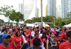 Otro escenario, en donde se vivió este primer partido, fue el edificio de la Alcaldía de Panamá, donde se ubicaron varias pantallas para ver este partido histórico.