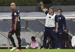 El entrenador de Costa Rica Luis Fernando Suárez dirigiendo durante el encuentro ante México en el Azteca.