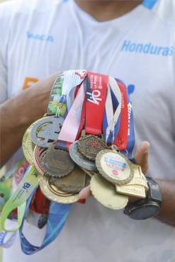 Gustavo García muestra con mucho orgullo parte de sus medallas, ha estado en maratones de Miami, Panamá, Colombia y Guatemala. (Foto OPSA: Neptalí Romero)