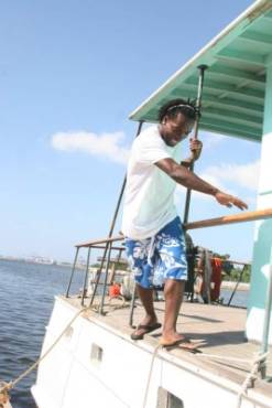 walter pery martinez posa para sello femenino en puerto cortes