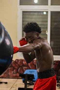 “Erick el Terrible Arzú” tiene la mirada de tigre para darle un par de toquesitos al boxeador azteca, Francisco Ramírez. La pelea será el 25 de junio en Belice