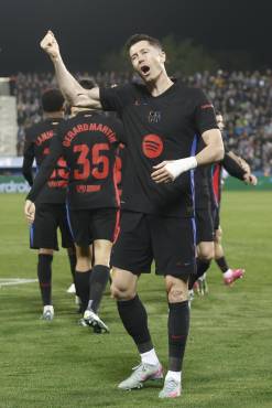 El delantero polaco del Barcelona Robert Lewandowski celebra el gol en propia puerta del Leganés.