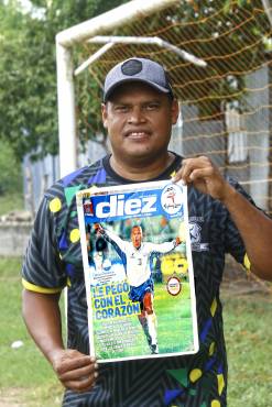 Héctor muestra con orgillo una portada que DIEZ le obsequió años atrás.