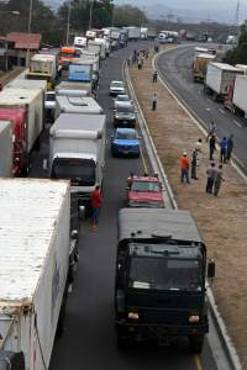 Honduran truck drivers block the CA-5 road to protest against the rise in toll rates in Amarateca, come 24 kilometres north of Tegucigalpa, on April 09, 2018. / AFP PHOTO / ORLANDO SIERRA