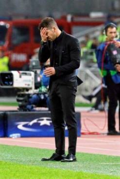 EPA1219. BAKU (AZERBAIYÁN), 18/10/2017.- El técnico argentino del Atlético de Madrid Cholo Simeone, lamenta una ocasión de su equipo durante el partido del grupo C de la Liga de Campeones disputado en el estadio Baki Olimpiya de Baku, Azerbaiyán, el 18 de octubre del 2017. EFE/Zurab Kurtsikidze