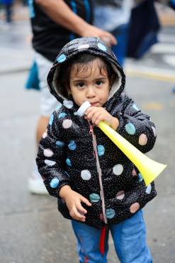 La pequeña Dayra Nohemí llega a apoyar a la Selección de Honduras.