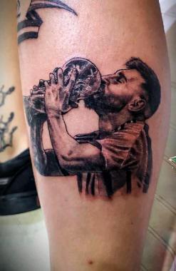 Del “¿qué mirás, bobo?” al beso de Messi a la Copa del Mundo: locura desenfrenada por los tatuajes de Argentina
