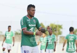 Mario Martínez en uno de sus amistosos luciendo la camiseta de Marathón.